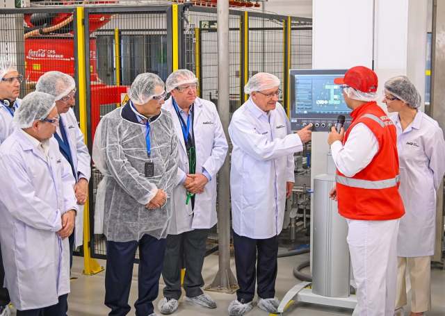 1772017218 213 Refrigerante pode pagar menos imposto que agua mineral O vice-presidente Geraldo Alckmin e o senador Eduardo Braga em visita à fábrica de refrigerante da Coca-Cola em Manaus