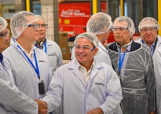 1772017218 491 Refrigerante pode pagar menos imposto que agua mineral O vice-presidente Geraldo Alckmin e o senador Eduardo Braga em visita à fábrica de refrigerante da Coca-Cola em Manaus