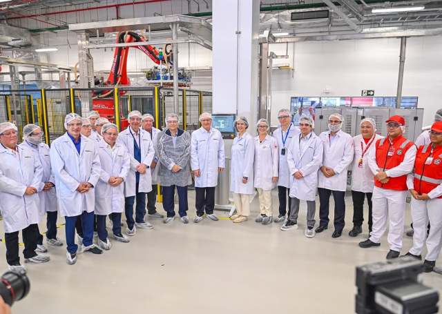 1772017218 657 Refrigerante pode pagar menos imposto que agua mineral O vice-presidente Geraldo Alckmin e o senador Eduardo Braga em visita à fábrica de refrigerante da Coca-Cola em Manaus