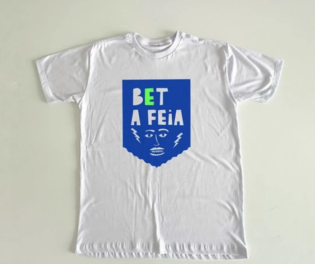 Camiseta 'bet a feia', do arquivo da artista