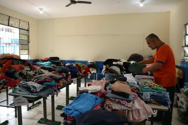 Juiz de Fora (MG), 25/02/2026 –Voluntários recebem doações na Escola Municipal Murilo Mendes, no Alto do Grajaú, em Juiz de Fora.