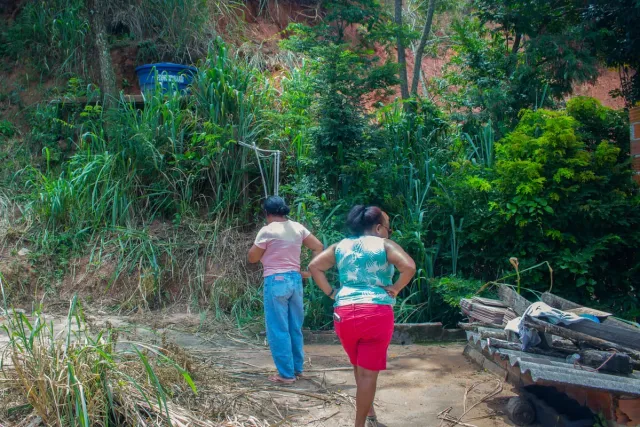 Sara e Silvana identificam novos deslocamentos de terra atrás da casa
