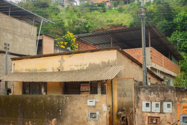 Fachada da casa de Maria Tereza após as chuvas