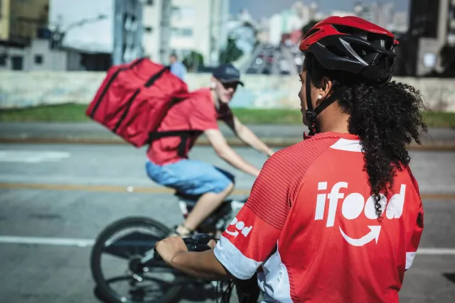 Entregadores de delivery da plataforma iFood pelas ruas de SP