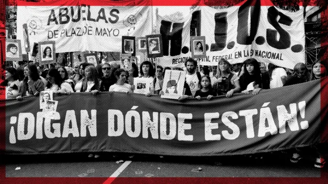 Coluna de movimentos de familiares carrega bandeira que exige que o Estado diga onde estão os desaparecidos