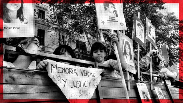 Crianças mostram cartazes com fotos de familiares desaparecidos durante a última ditadura na Argentina