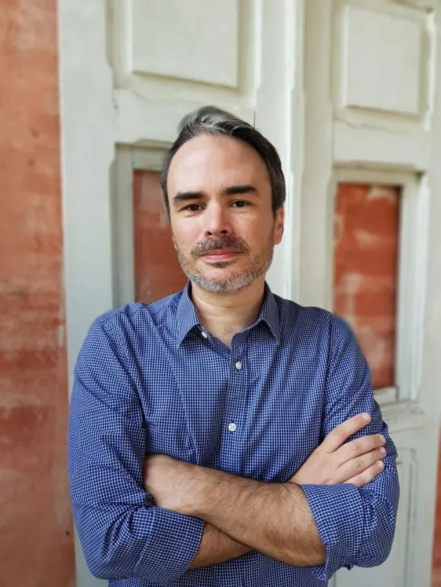 Foto de braços cruzados do constitucionalista Diego Werneck, que falou à Pública sobre 