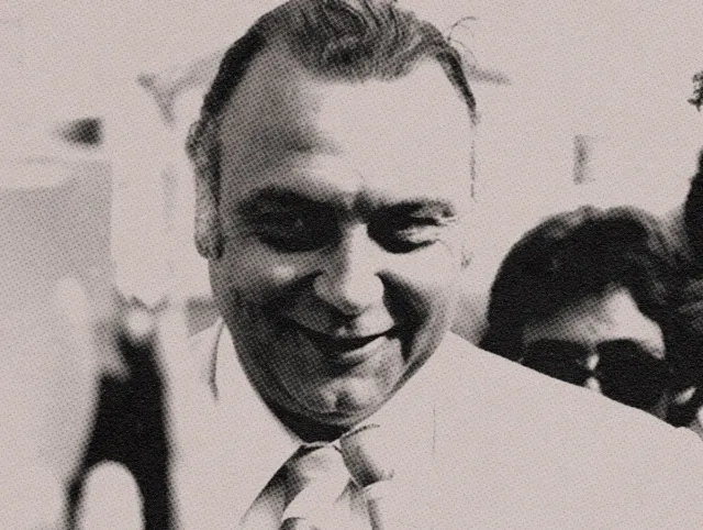 O delegado Sérgio Fleury era um homem branco com cabelos escuros, na imagem ele aparece vestindo paletó branco. 