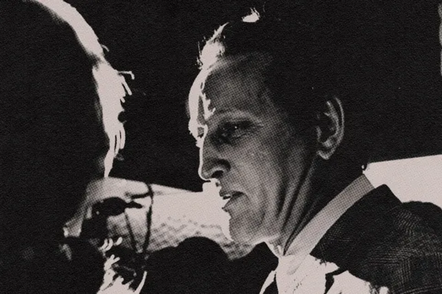 Albert Henning Boilesen era um homem branco, na imagem ele aparece com os cabelos penteados para trás e paletó xadrez.