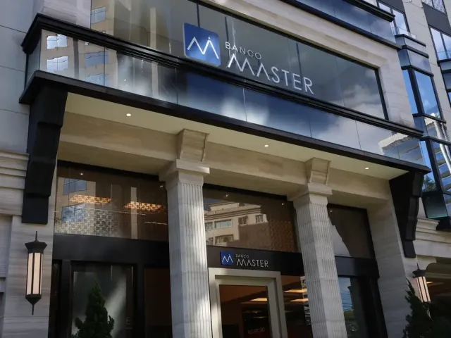 a reconstrucao de como uma fraude capturou a republica.webp