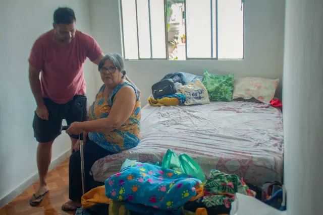 Maria Tereza mostra os pertences que o filho Ricardo conseguiu retirar antes que a água tomasse a casa