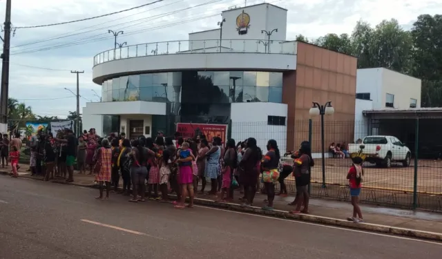 pressao aos indigenas e impactos apos Belo Monte Foto mostra mais de 100 indígenas acampados no prédio da coordenação regional da Funai, em Altamira (PA)