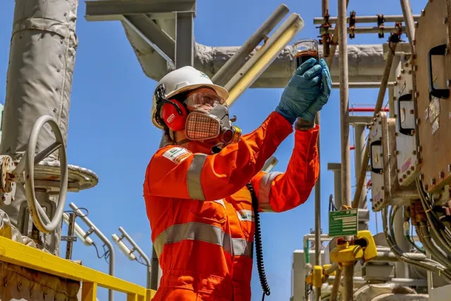 1775676995 219 Fundo de transicao energetica atrasa e petroleo gera alerta Rio de Janeiro (RJ), 28/09/2023 - A técnica de operação, Josy Araújo, segura recipiente com petróleo no Navio-plataforma P-71, instalado no campo de Itapu, no pré-sal da Bacia de Santos, a 200 km da costa do Rio de Janeiro