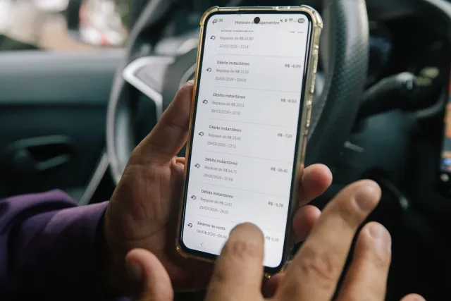 Imagem mostra tela de celular com o aplicativo da Uber em uso