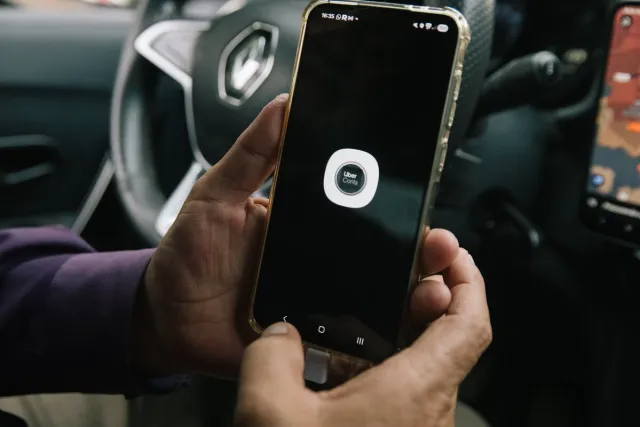 Imagem mostra tela de celular com o aplicativo da Uber em uso