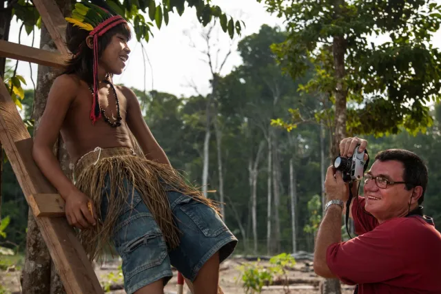 João Roberto Ripper fotografa uma criança indígena do povo També no Pará em imagem de 2009
