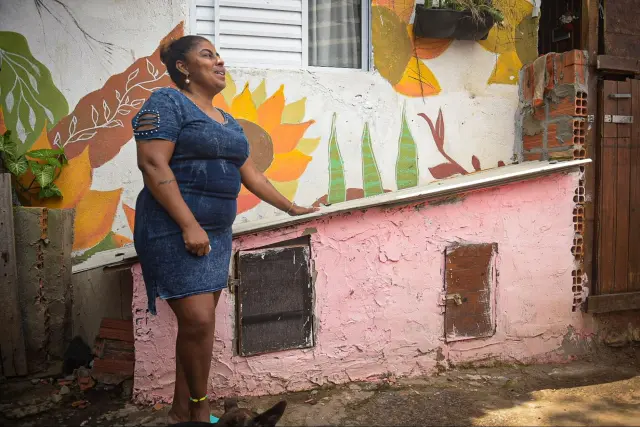 Cláudia Vargas mostra seus orixás, nas casinhas em frente à sua casa. Comenta emocionada sobre o seu terreiro de Matriz Africana, onde se iniciou, que era na comunidade, mas foi demolido. 30 de março de 2026