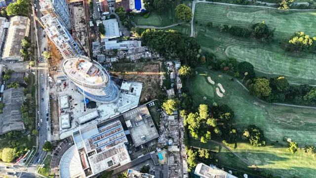 Quilombo Kédi, bem ao centro, com as casas destruídas. Comunidade entre o Country Club de Porto Alegre, à direita, e o empreendimento em construção da Country Empreendimentos e CFL Incorporadora, à esquerda