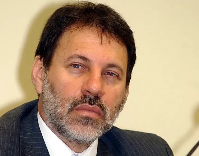 Em foto, Delúbio Soares, homem branco e grisálio, em semblante sério.