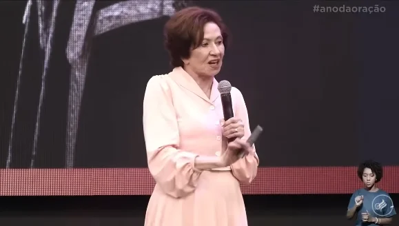 Vídeo da pastora Valnice Milhomens durante o evento na ADVEC.