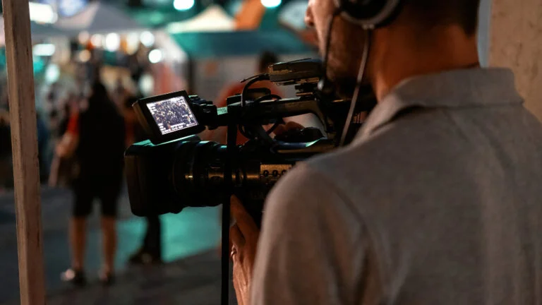 professional cameraman recording poeple watching football public place night Filme