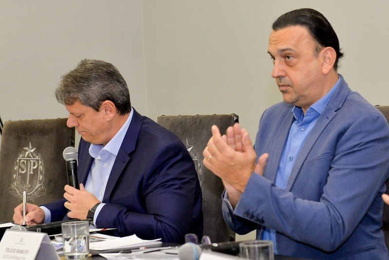 Nos 100 dias, governador assina decreto para contratação de 5,6 mil PMs