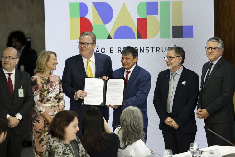 Brasília (DF), 23/08/2023 - O ministro do Desenvolvimento Social, Wellington Dias, assina acordo de cooperação com a Amazon durante instalação do grupo de trabalho Primeira Infância do Conselho de Desenvolvimento Econômico Social Sustentável