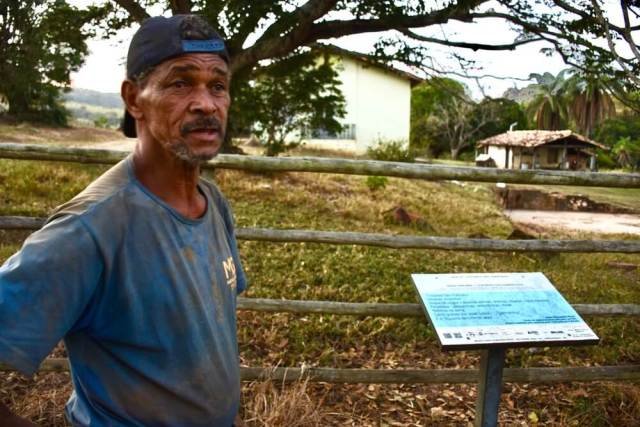 Morador do cerrado, Luciano dos Santos, agricultor, é um homem pardo com cabelos e olhos escuros. Luciano veste camiseta e boné azuis.