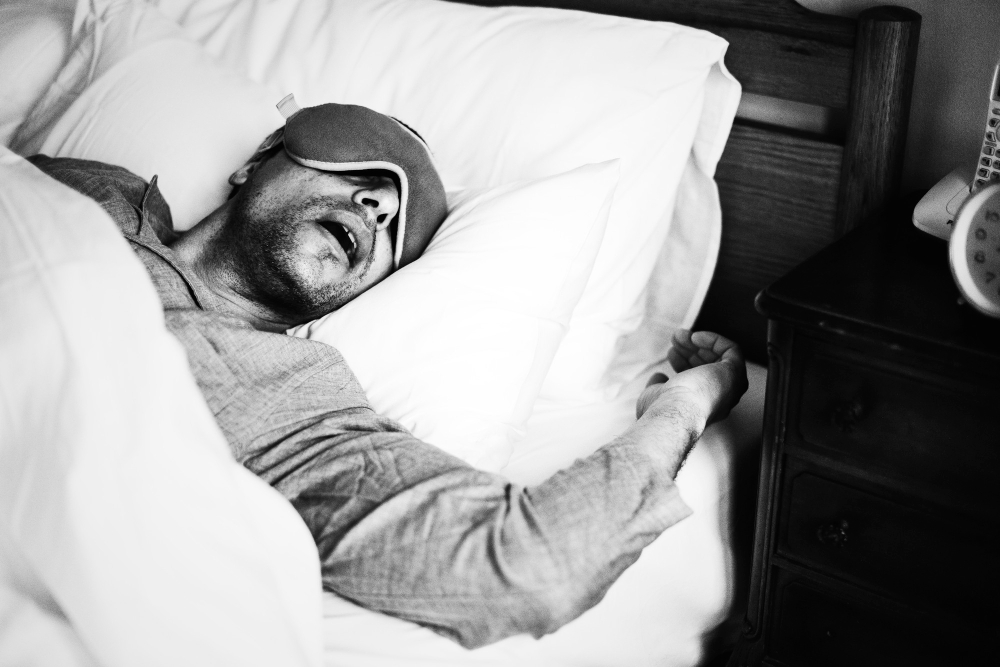homem roncando dormindo homem roncando dormindo