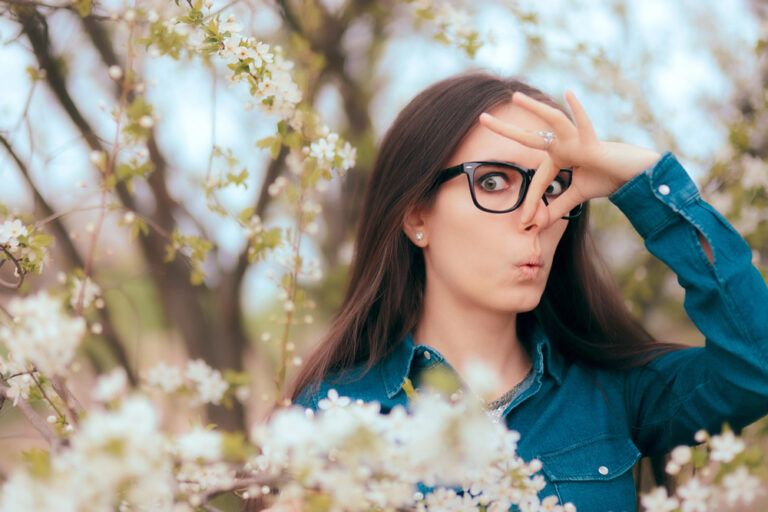 mulher com Alergia a perfume mulher com Alergia a perfume