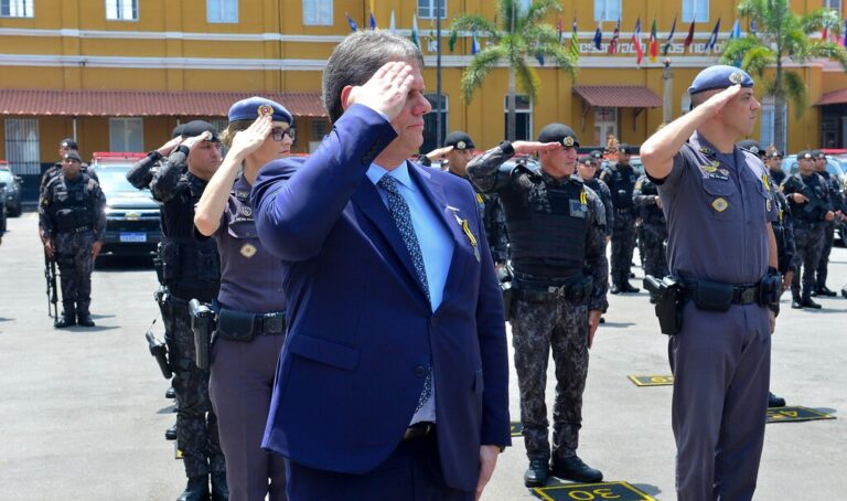 Tarcísio e os “poliças” nas salas de aula