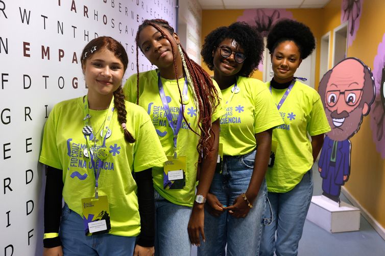 Imersão na Fiocruz inspira meninas a seguir carreira científica