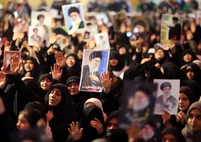 maioria rejeita regime mas desconfia de Israel e EUA Vigílias em todo o Irã eclodem enquanto o Irã lamenta a morte de seu líder, martirizado em ataques terroristas EUA-Israel