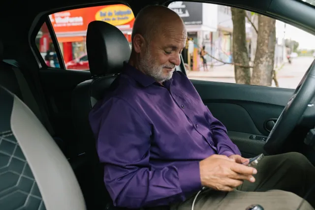 endividados tem ate 100 de valor de corridas retido Cleiton, motorista de aplicativo da Uber, circulando pelas ruas do Distrito Federal